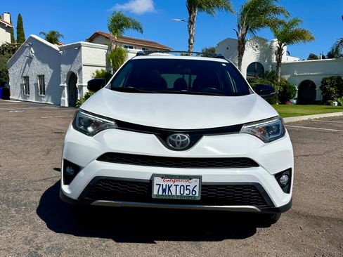 Used 2017 Toyota RAV4 SE image 4