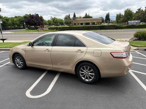 Used 2010 Toyota Camry Hybrid FWD image 2