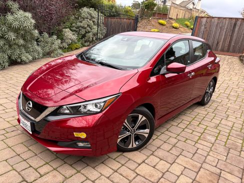 Used 2020 Nissan Leaf SV w/ SV Technology Package image 1