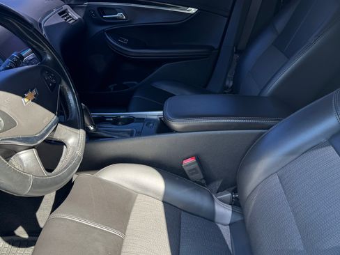 Used 2017 Chevrolet Impala LT FWD image 1