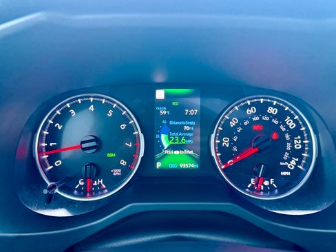 Used 2020 Toyota RAV4 XLE Premium image 29