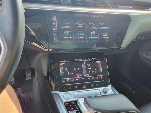 Used 2019 Audi e-tron Prestige image 11
