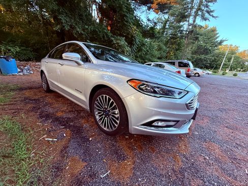 Used 2017 Ford Fusion Titanium image 2