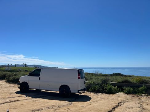 Used 2018 Chevrolet Express 2500 w/ Driver Convenience Package RWD image 2