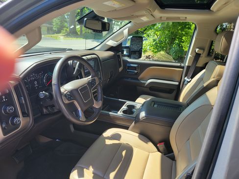 Used 2018 GMC Sierra 2500 Denali w/ Duramax Plus Package AWD/4WD image 4