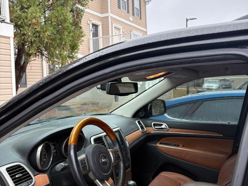 Used 2013 Jeep Grand Cherokee Overland w/ Advance Technology Group image 8