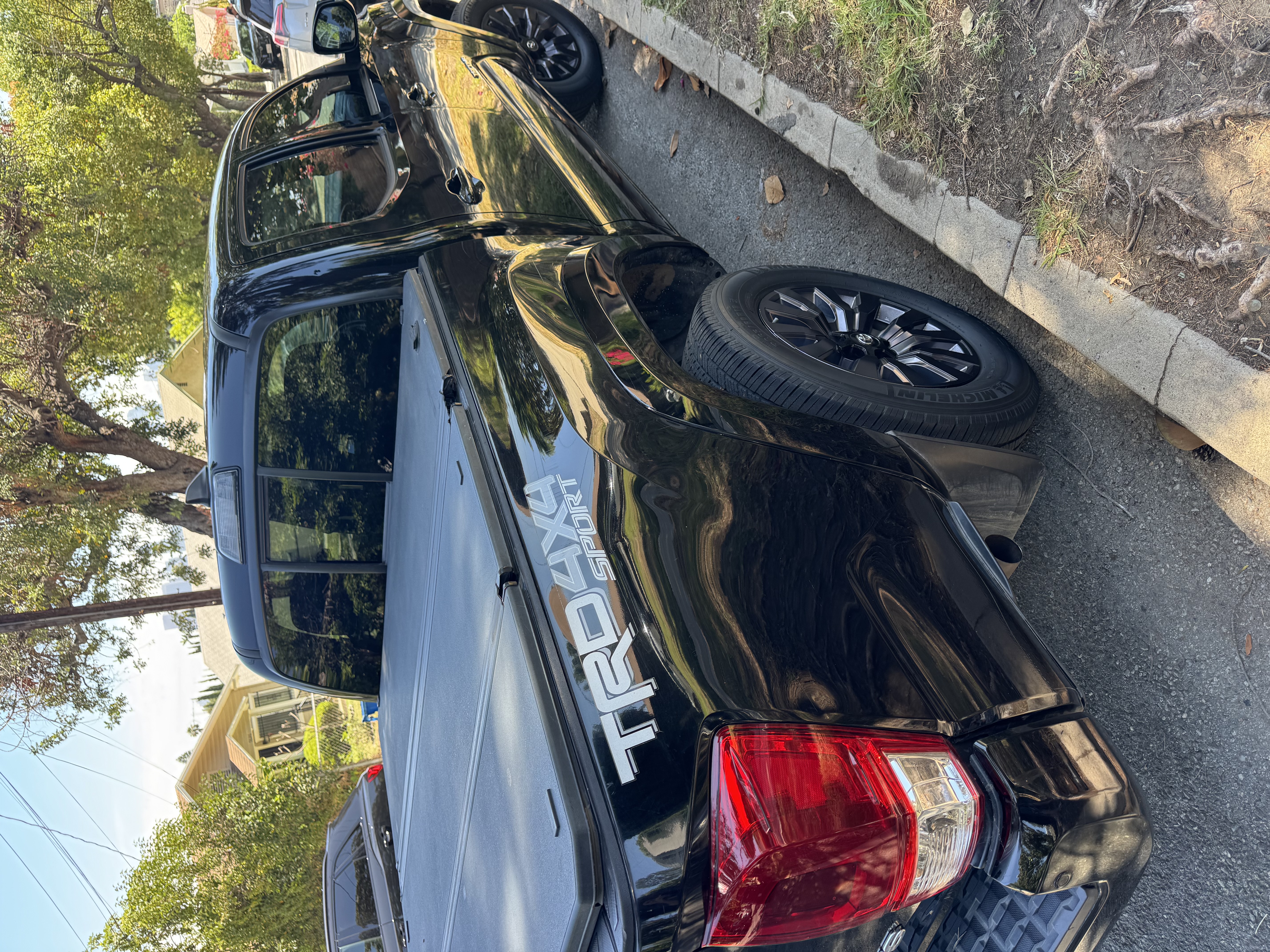 Used 2016 Toyota Tacoma TRD Sport w/ Premium & Technology Package AWD/4WD image 5