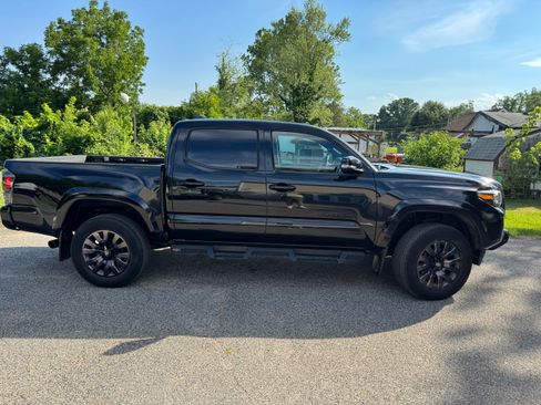 Used 2021 Toyota Tacoma Limited w/ Nightshade Package AWD/4WD image 4