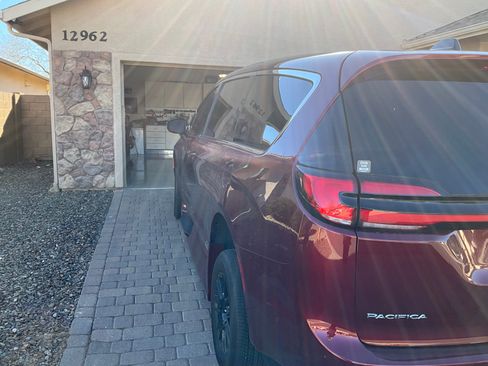 Used 2023 Chrysler Pacifica Touring-L image 15