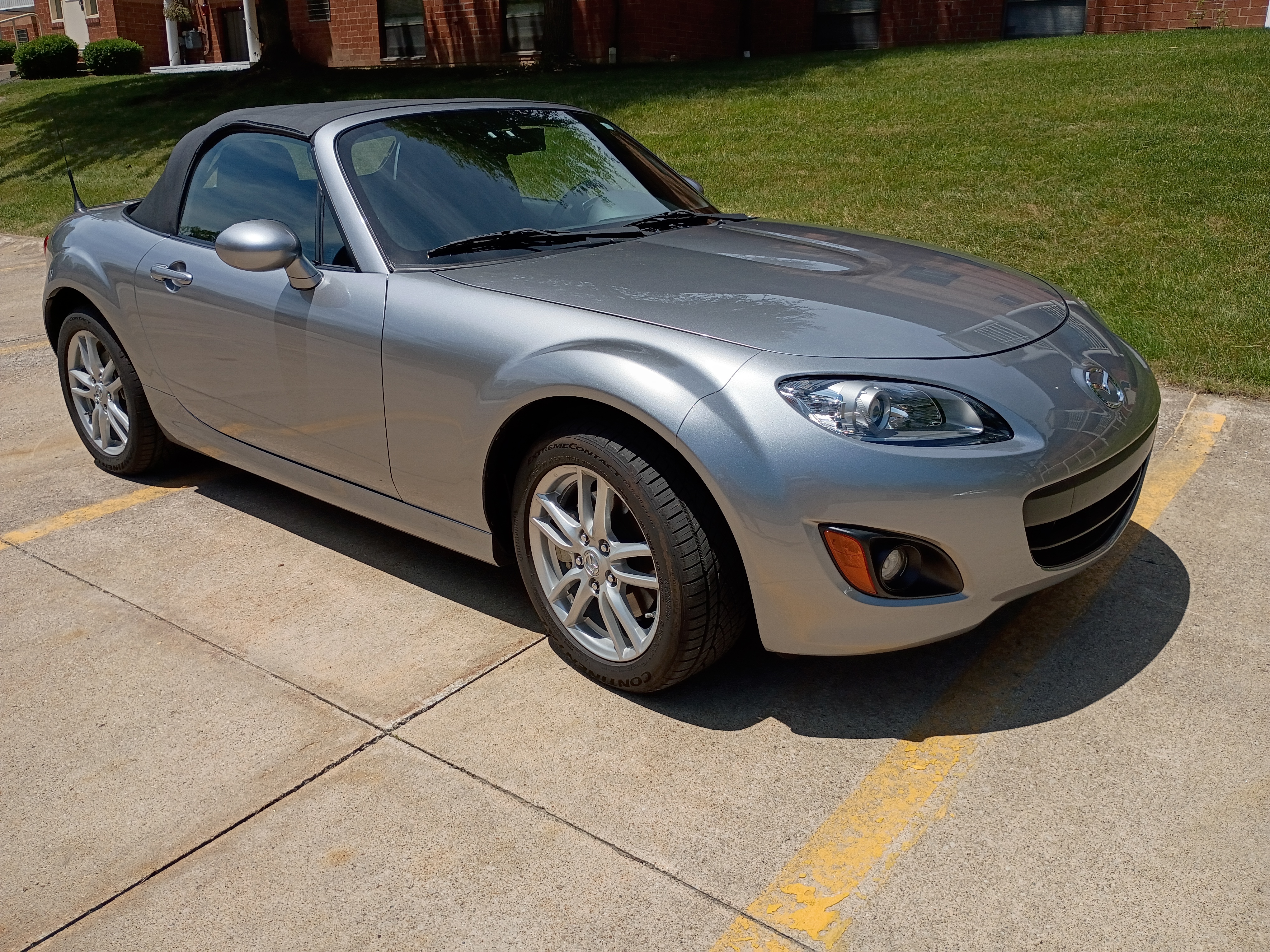Used 2010 MAZDA MX-5 Miata Sport RWD image 9
