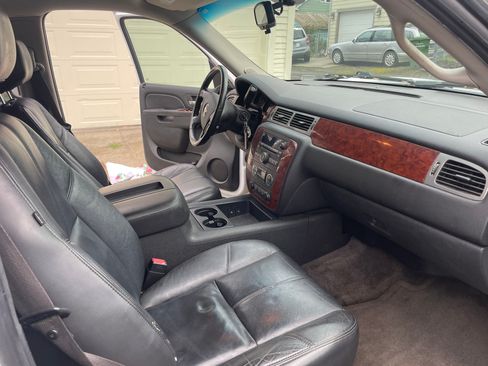 Used 2010 Chevrolet Suburban LT AWD/4WD image 11