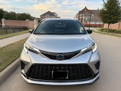 Used 2023 Toyota Sienna XSE w/ XSE Plus Package image 1