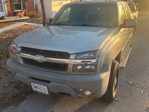 Used 2002 Chevrolet Avalanche 2500 w/ Convenience Pkg AWD/4WD image 1