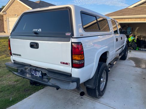 Used 2006 GMC Sierra 2500 SLE w/ Heavy-Duty Power Package AWD/4WD image 6