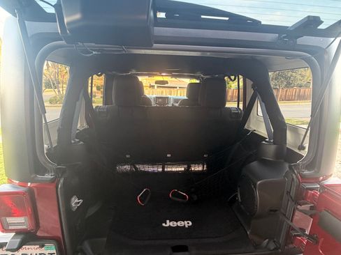 Used 2013 Jeep Wrangler Unlimited Rubicon w/ Connectivity Group AWD/4WD image 10