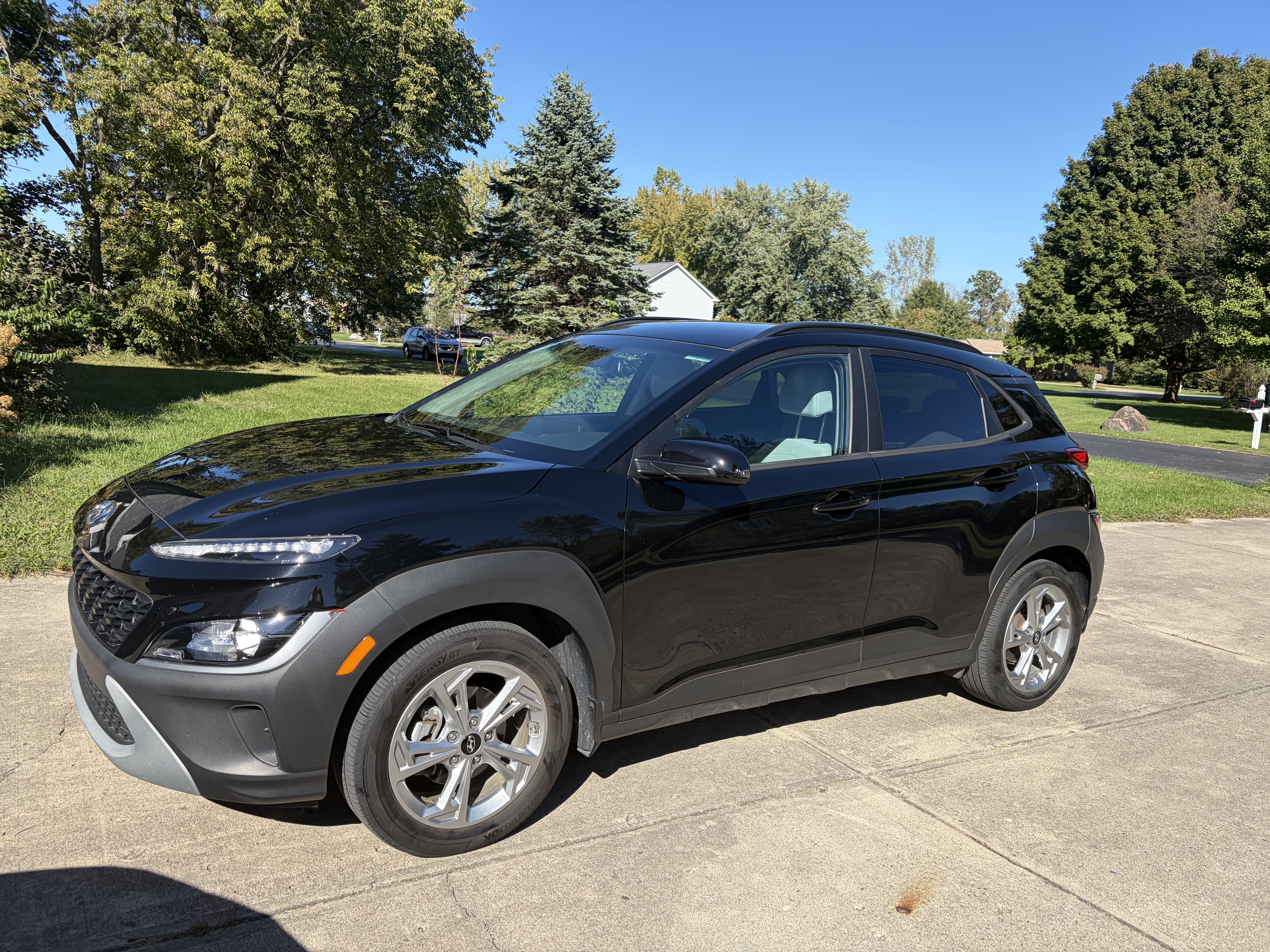 Used 2023 Hyundai Kona SEL w/ Cargo Package FWD image 2
