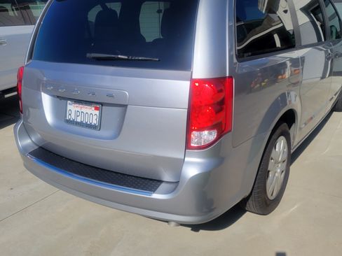 Used 2019 Dodge Grand Caravan SE w/ UConnect Hands-Free Group image 6