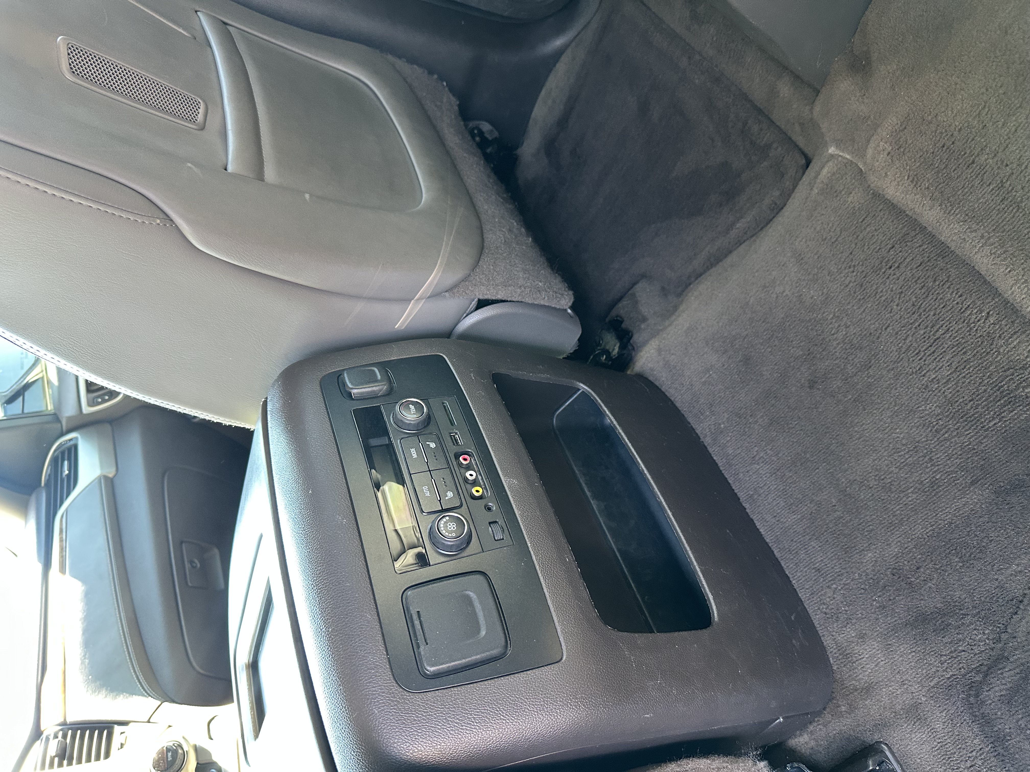 Used 2015 GMC Yukon XL Denali w/ Touring Package AWD/4WD image 8