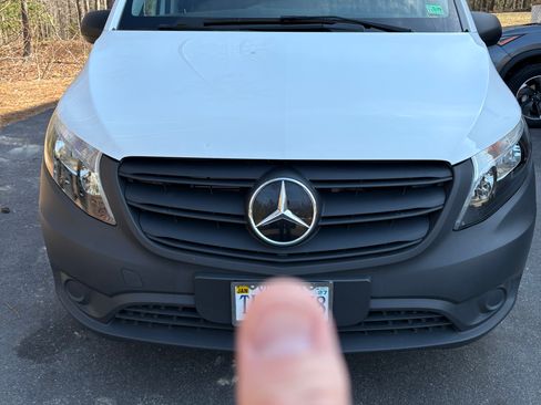 Used 2023 Mercedes-Benz Metris image 1