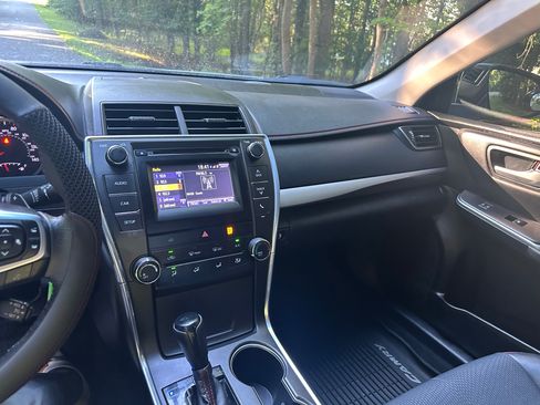 Used 2017 Toyota Camry SE FWD image 5