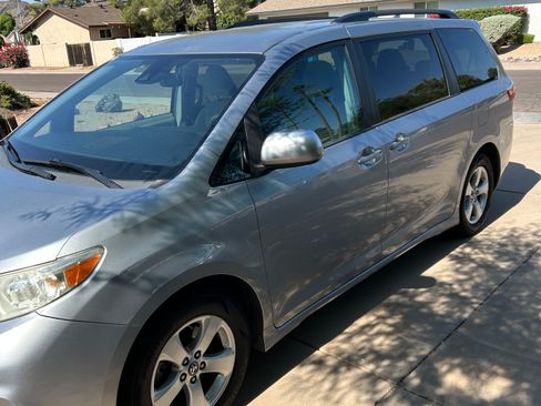 Used 2018 Toyota Sienna LE FWD image 2