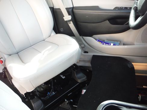Used 2021 Chrysler Voyager Lxi FWD image 15