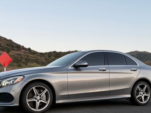 Used 2015 Mercedes-Benz C 400 4MATIC image 2