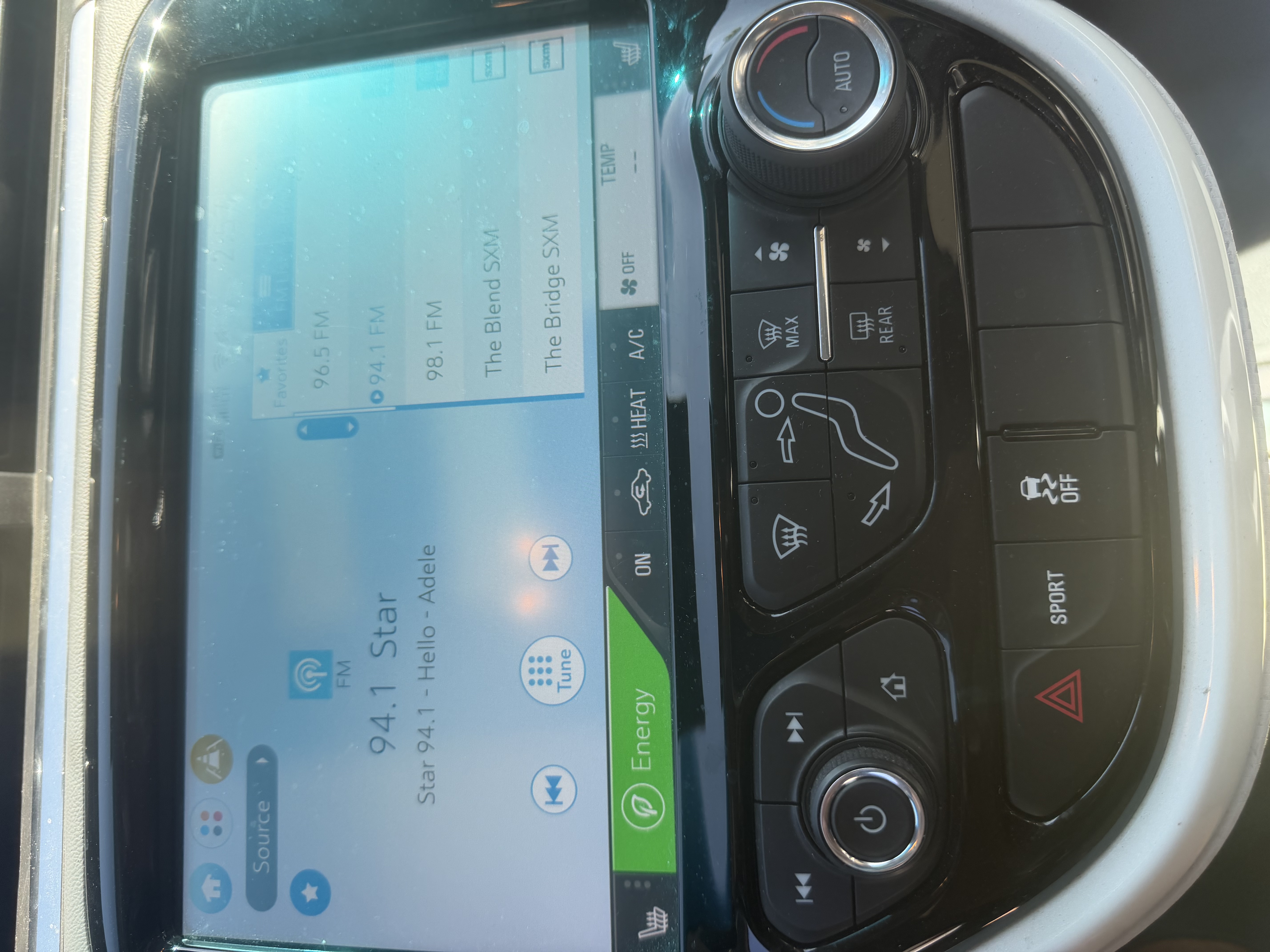 Used 2020 Chevrolet Bolt Premier w/ Infotainment Package FWD image 25