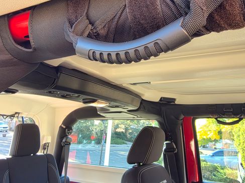 Used 2015 Jeep Wrangler Rubicon w/ Power Convenience Group image 19