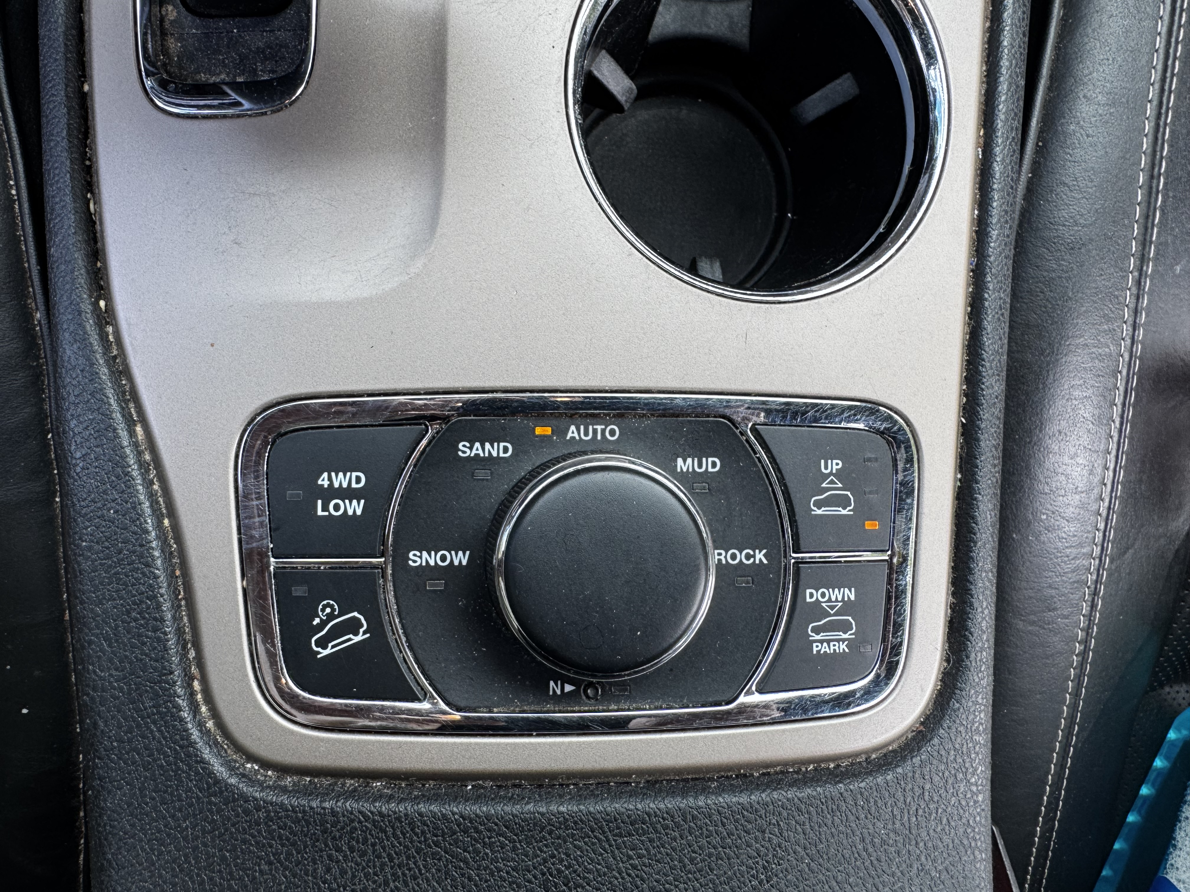 Used 2014 Jeep Grand Cherokee Overland AWD/4WD image 17