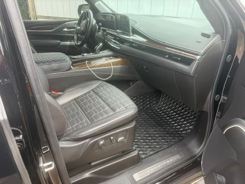 Used 2024 Cadillac Escalade Sport Platinum w/ LPO, ONYX Package AWD/4WD image 2