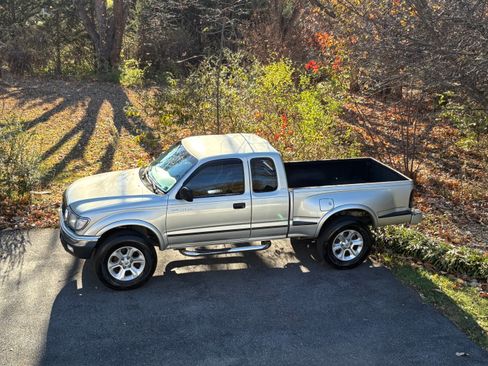 Used 2001 Toyota Tacoma PreRunner image 1