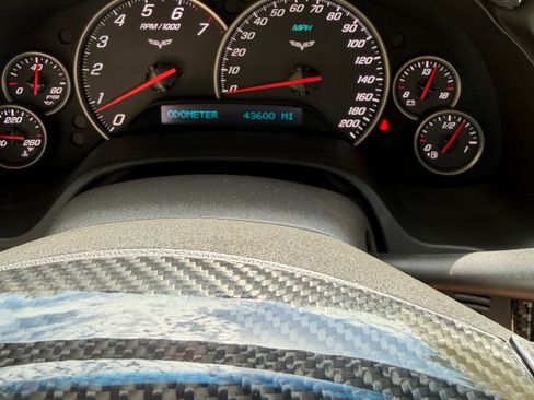 Used 2009 Chevrolet Corvette Coupe w/ Z51 Performance Package RWD image 21