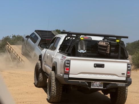 Used 2017 Toyota Tacoma TRD Off-Road AWD/4WD image 4