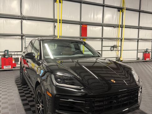 Used 2025 Porsche Cayenne AWD/4WD image 2