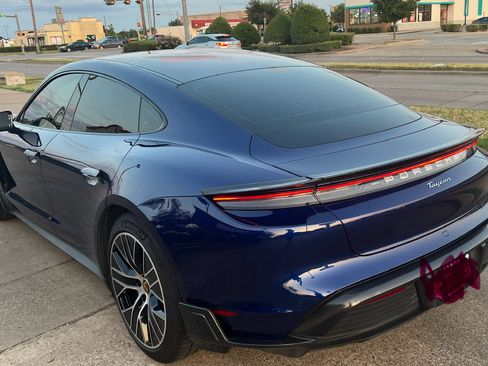 Used 2022 Porsche Taycan image 2