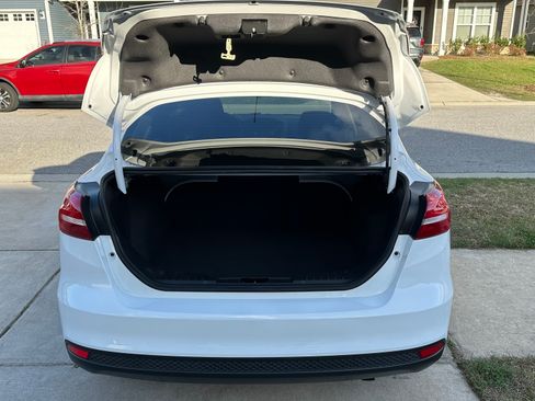 Used 2018 Ford Focus SE w/ SE Appearance Package image 22