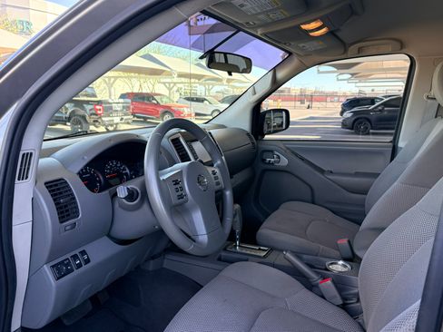 Used 2019 Nissan Frontier SV image 5
