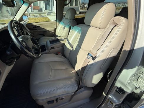 Used 2004 GMC Yukon XL 2500 SLT w/ Preferred Equipment Group image 6