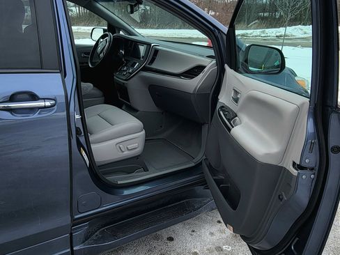 Used 2015 Toyota Sienna XLE image 11