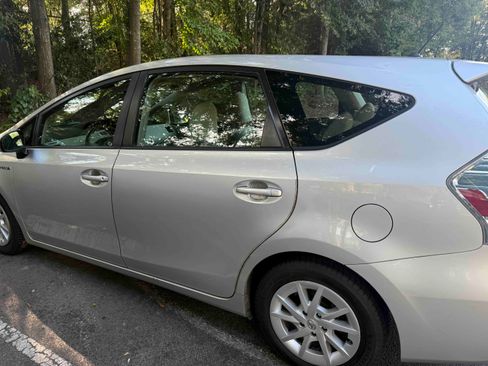 Used 2014 Toyota Prius V Five image 9