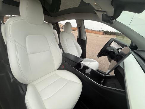 Used 2021 Tesla Model Y Long Range image 12