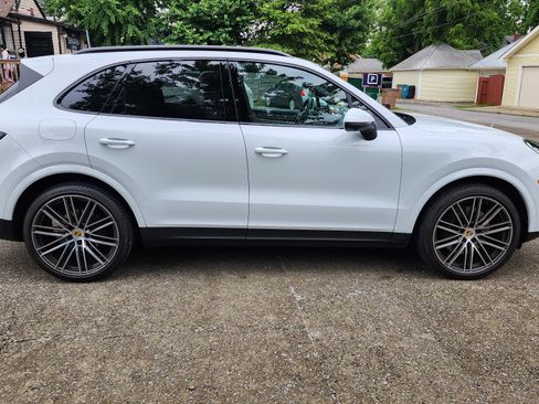 Used 2023 Porsche Cayenne Platinum Edition image 6