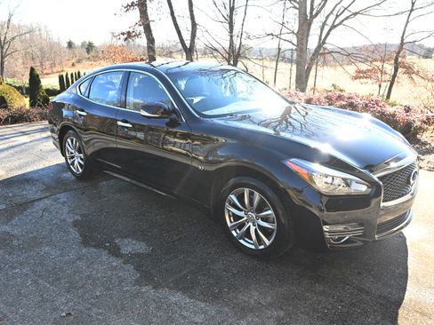 Used 2018 INFINITI Q70 Luxe w/ Cargo Package image 4