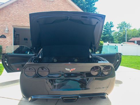 Used 2006 Chevrolet Corvette Coupe w/ Performance Package RWD image 13