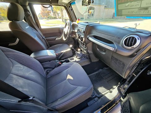 Used 2015 Jeep Wrangler Unlimited Rubicon w/ Connectivity Group image 13