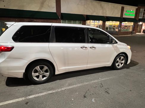 Used 2015 Toyota Sienna L image 12