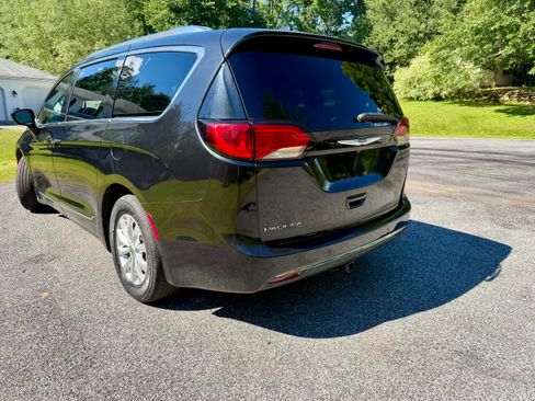 Used 2019 Chrysler Pacifica Touring-L FWD image 10