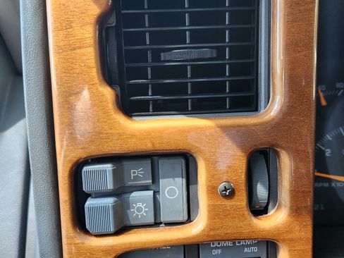 Used 1994 GMC Suburban 2500 image 29