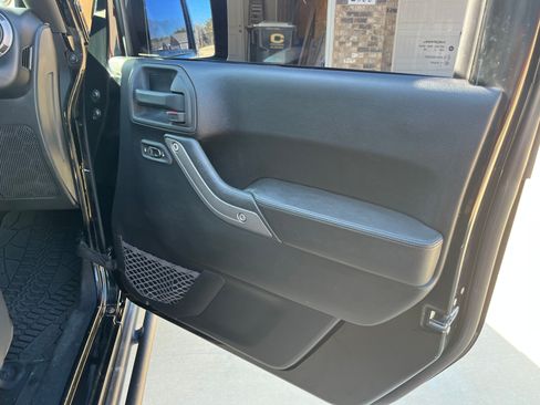 Used 2013 Jeep Wrangler Unlimited Sahara image 15